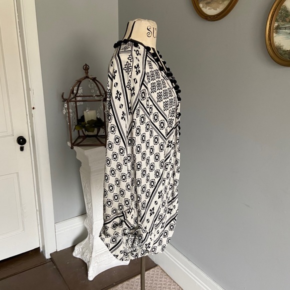 Forever 21 Pom Pom duster - Picture 4 of 10